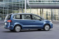  Výstavní premiéra modelu Sharan s modernizovanou technikou: MPV značky Volkswagen přichází s novými motory a asistenčními systémy